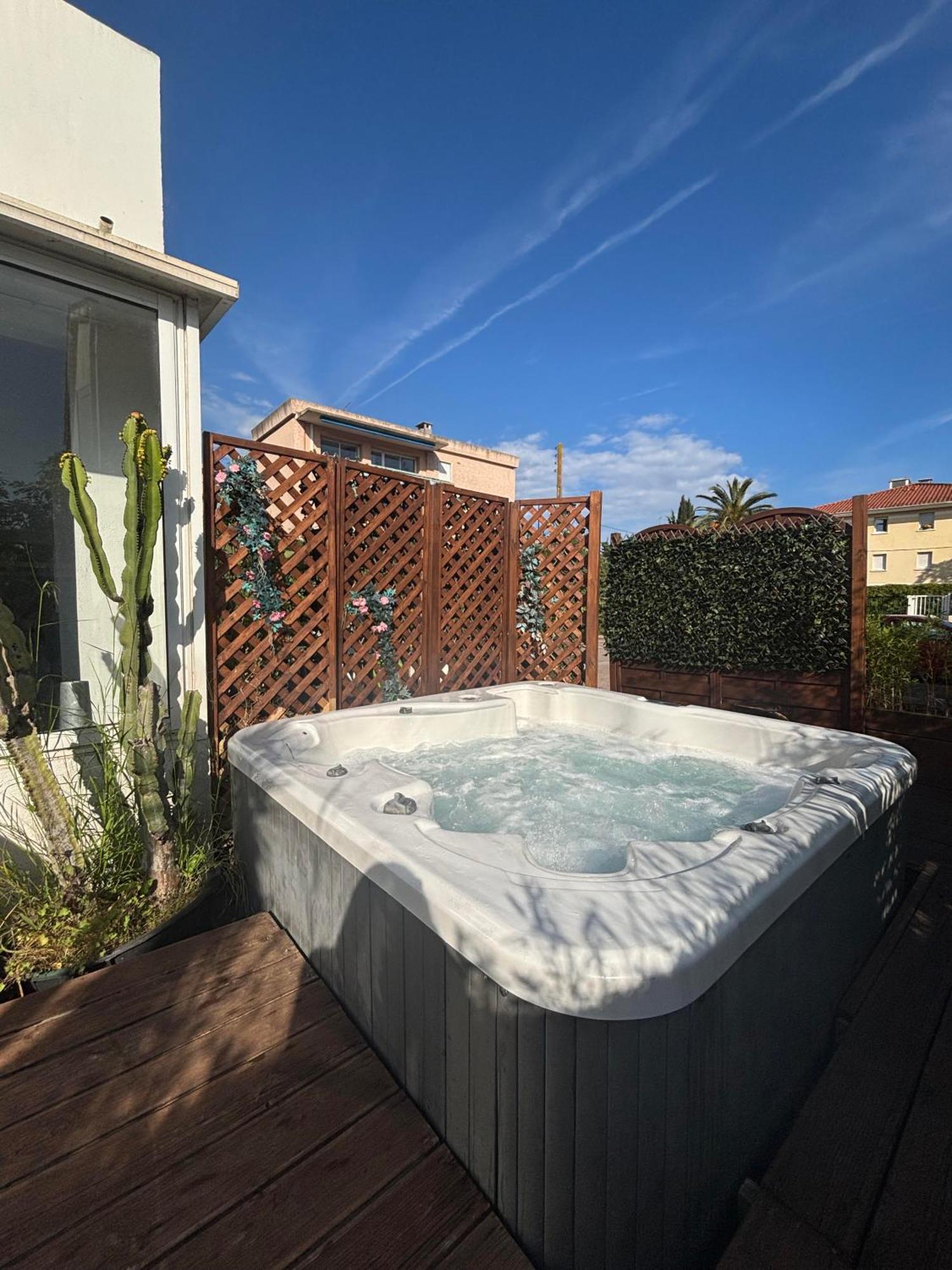 Fréjus Hotel Sable Et Soleil - Port, Plage Et Jacuzzi Prive מראה חיצוני תמונה